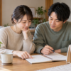 妊活の初診に向けて、二人でノートとカレンダーを確認する男女