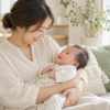 赤ちゃんの頭と首を支えながら抱っこして見つめる保護者のイメージ