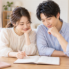 カレンダーを見ながら妊活の予定を話し合う男女