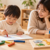 大人に見守られながらお絵描きを楽しむ子ども（AI生成イメージ）