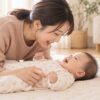 目を覚まして母親と見つめ合う赤ちゃん（AI生成イメージ）