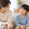 入学前の心配を母親に話す6歳ごろの子ども（AI生成画像）