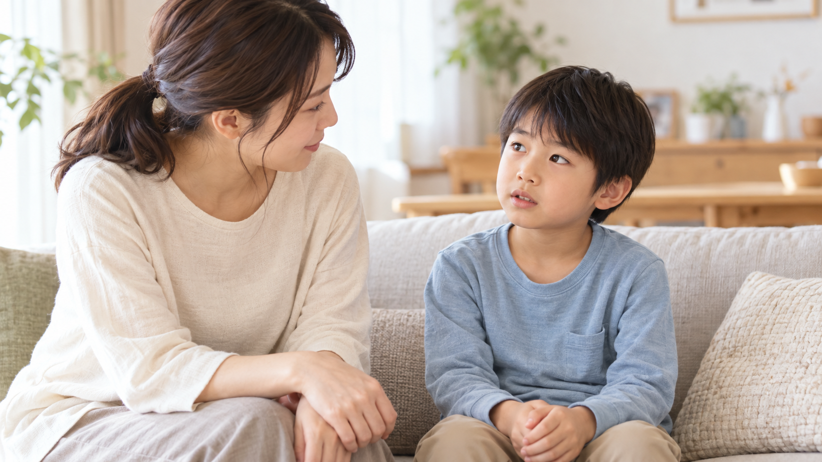 入学前の心配を母親に話す6歳ごろの子ども（AI生成画像）