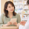 妊娠前の薬について薬剤師に相談する女性（AI生成画像）