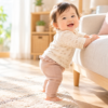 明るい室内ではいはいを楽しむ生後10か月ごろの赤ちゃん